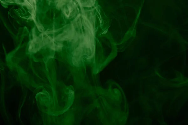 Nuage de fumée sur fond noir. Concentration sélective. tonique — Photo