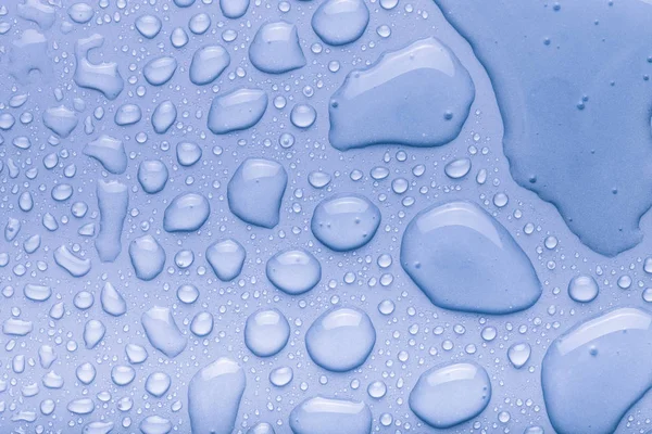 Gotas de agua sobre un fondo de color. Azul. Tonificado — Foto de Stock