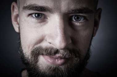 Sakallı genç bir adam portresi. Tonda