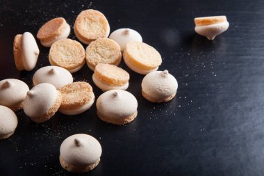 Siyah bir tabloda birkaç küçük kurabiye