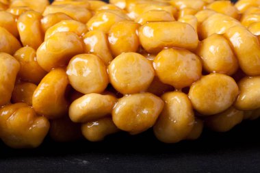 Ev yapımı tatlı pasta (chak-chak) kızartılmış ve tarafından yapıştırılmış kızarmış 