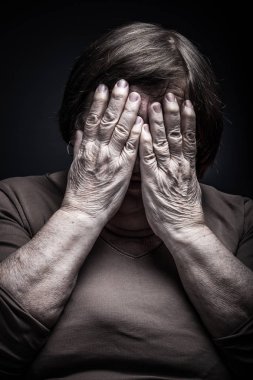 Yaşlı kadın portresi. Gözleri kapalı eller tarafından. Tonda