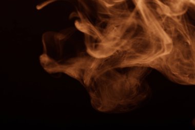 Bir siyah arka plan üzerinde duman bulutu. Seçici odak. Tonda