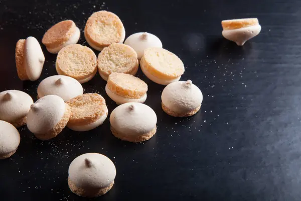 Varias galletas pequeñas en una mesa negra — Foto de Stock