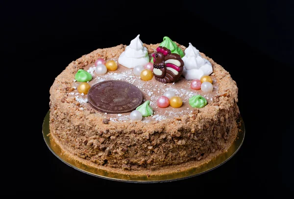 Домашний торт с новогодним декором на черном фоне — стоковое фото