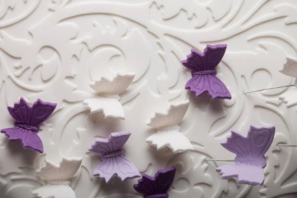 Superfície de bolo caseiro com decoração romântica — Fotografia de Stock