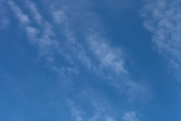 Fehér felhők a kék ég. Szelektív összpontosít — Stock Fotó