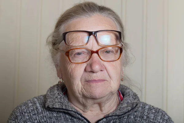Portret van de oudere vrouw met een bril — Stockfoto