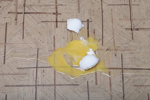 Huevos rotos en el suelo del linóleo —  Fotos de Stock