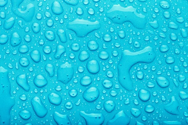 色の背景に水の滴。青だ。トーン — ストック写真