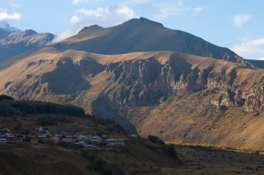 Güzel sonbahar dağ manzarası içinde Stepancminda. Gürcistan