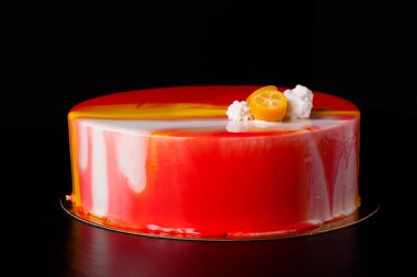 Ev yapımı parlak mousse kek ayna sır ile. Seçici odak