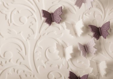 Romantik dekor ile ev yapımı pasta yüzeyinde. Tonda