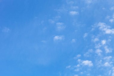 Beyaz bulutların üstünde mavi bir gökyüzü. Seçici odak