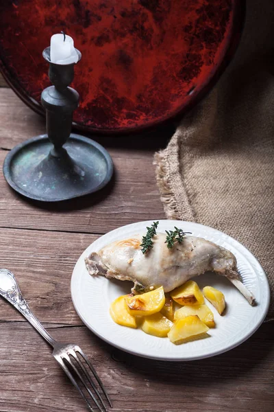 Prerared králičí maso s brambory na rustikální styl pozadí. S — Stock fotografie