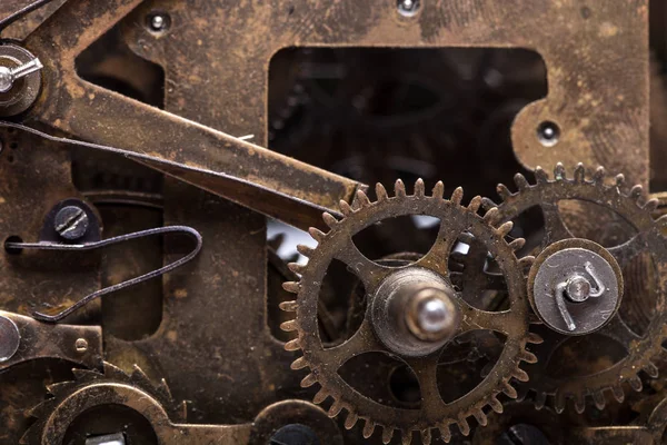 Eski saat toz ve yağlama yağı ile kirli. Seçici foc