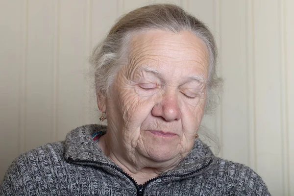 Portret starszą kobietę z zamkniętymi oczami — Zdjęcie stockowe