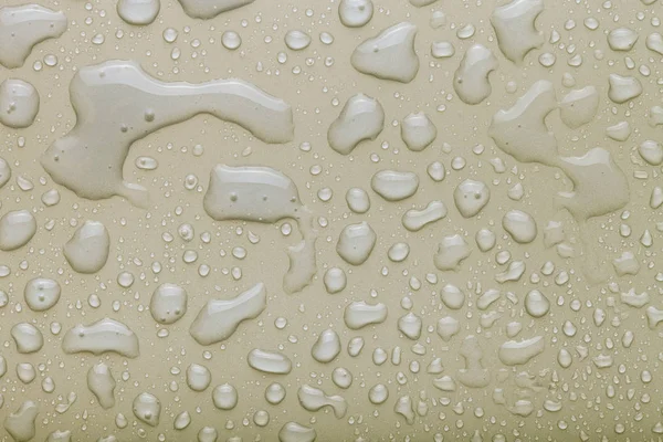 Wassertropfen auf einem farbigen Hintergrund. Beige. gemildert — Stockfoto