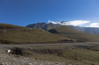 Gürcistan'daki güzel sonbahar dağ manzarası