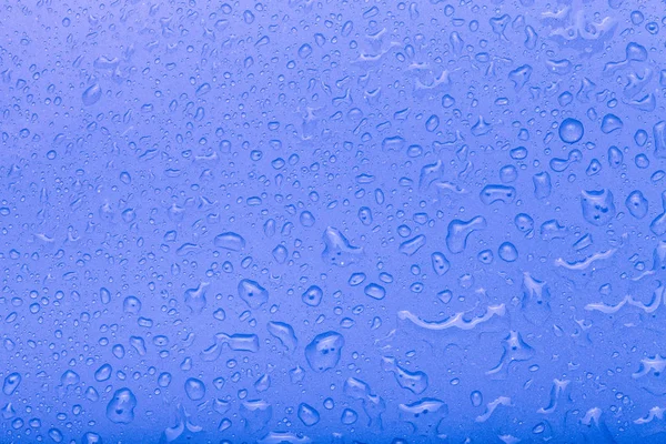 Gotas de água em um fundo a cores. Azul. Foco seletivo. Sha... — Fotografia de Stock