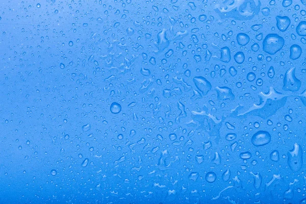 Gocce d'acqua su uno sfondo a colori. Blu. Concentrazione selettiva. Sha! — Foto Stock