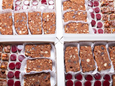 Farklı türde bir karton kutu içinde doğal tatlılar kümesi