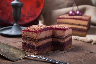 Rustik tarzı arka yüzündeki çikolata dekor ile ev yapımı kiraz kek