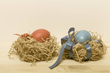 Açık ahşap renkli Paskalya kompozisyonu. Tonda