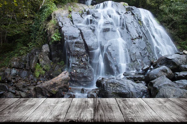 Uitzicht vanaf de houten tafel op stormachtige berg rivier in een mooie een — Stockfoto