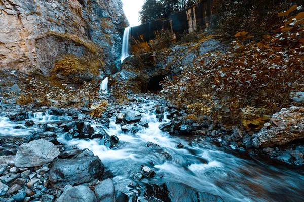 Stormachtige berg rivier in een prachtig herfst landschap in Svaneti — Stockfoto