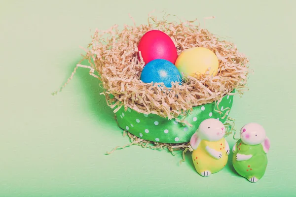 Påsk symboler - färgade ägg och bunny på ljus bakgrund. Ton — Stockfoto
