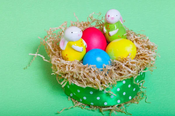 Påsk symboler - färgade ägg och bunny på ljus bakgrund — Stockfoto