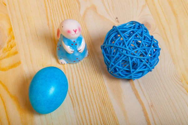 Simboli pasquali - uova colorate e coniglietto su sfondo chiaro — Foto Stock