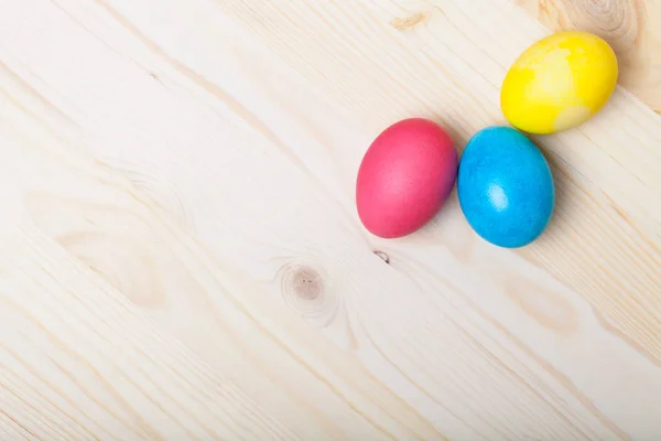 Composition de Pâques sur fond bois clair — Photo