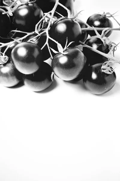 Rama de tomates cherry sobre un fondo blanco. Tonificado — Foto de Stock