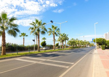Karayolu üzerinde dolgu Mahmutlar bölge Alanya Türkiye'de. Tonda