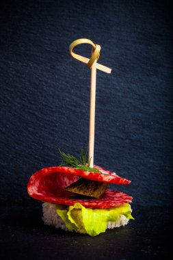 Salam, ekmek ve marul üzerinde şiş üzerinde küçük aperatifler kanepe 