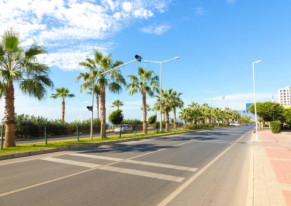 Autobahn auf Böschung in Mahmutlar Bezirk alanya Türkei. gemildert — Stockfoto