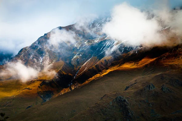 Pięknej górskiej w Gruzji. Stonowanych — Zdjęcie stockowe