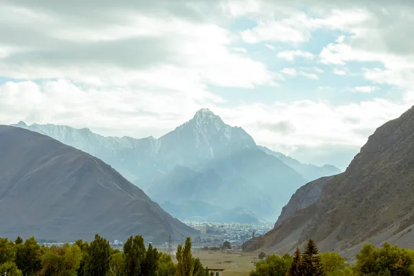 Wunderschöne Berglandschaft in Georgien. gemildert — Stockfoto