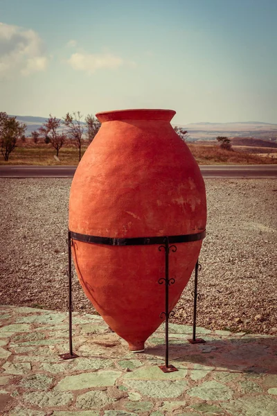 Gliny starożytnego statku w pobliżu winery w Gruzji na piękną jesień l — Zdjęcie stockowe