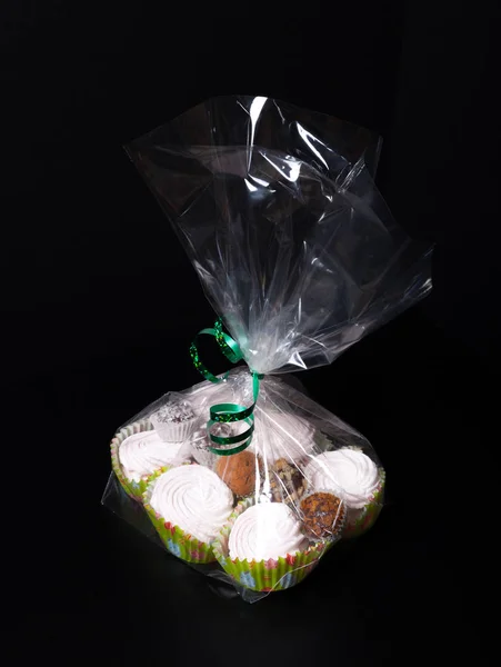 Conjunto de doces - marshmallows e chocolates em um celofone festivo — Fotografia de Stock