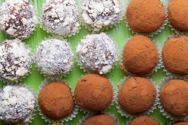 Ev yapımı çikolata truffles farklı türde kümesi — Stok fotoğraf