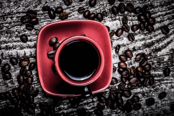 Taza de café y café en una vieja mesa de madera gris. Tonificado —  Fotos de Stock