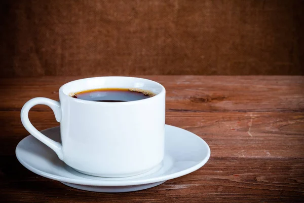 Weiße Tasse Tee auf altem Holztisch vor dem Hintergrund von b — Stockfoto