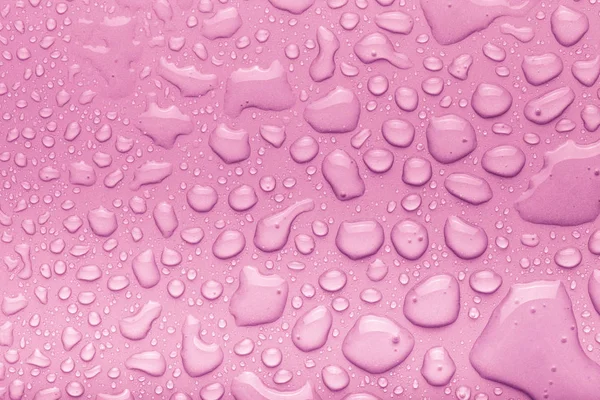 Druppels water op een gekleurde achtergrond. Roze. Toned — Stockfoto