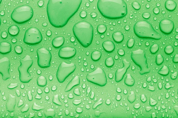 Капли воды на цветном фоне. Зеленый. Toned — стоковое фото