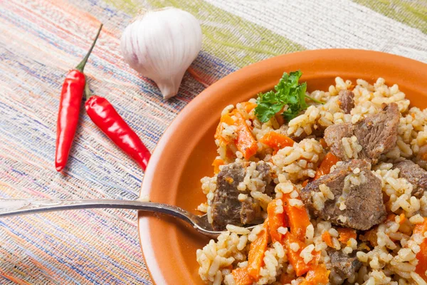 Quente delicioso pilaf com frutas secas — Fotografia de Stock