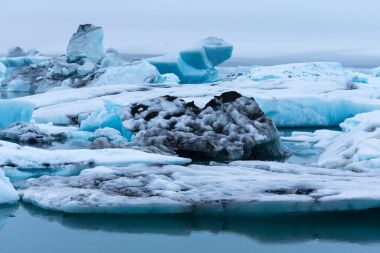 İzlanda 'nın güneyinde buzdağı gölü Jokulsarlon