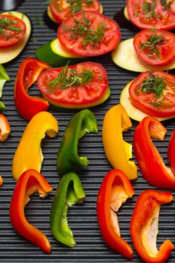 Bir ızgara tava yüzey üzerinde taze sebze dilim. Seçici foc